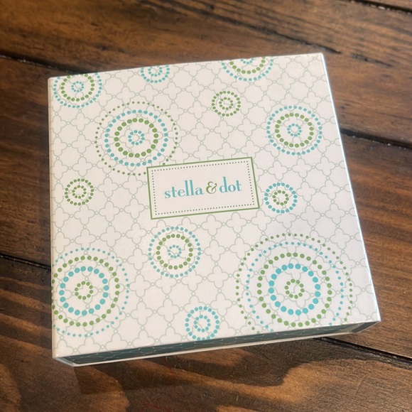 Still & Dot Clover Key Necklace - Picture 4 of 5